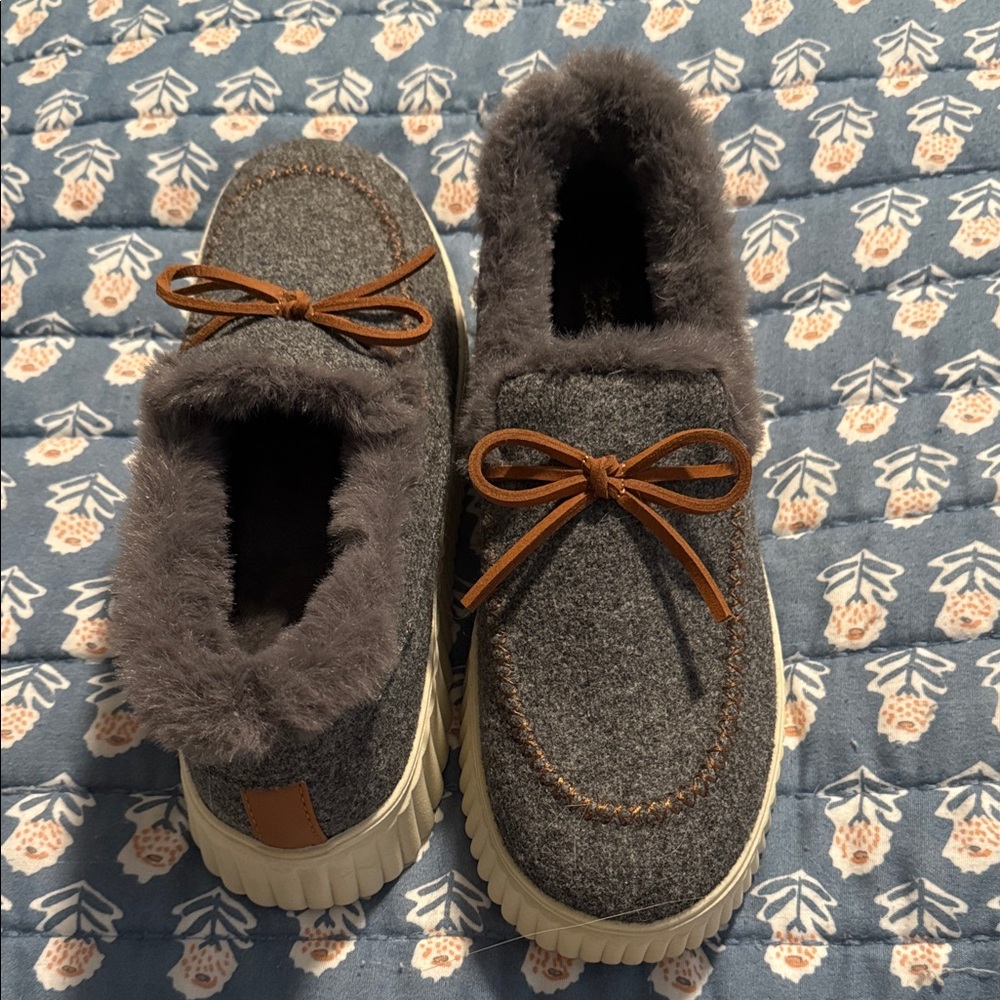 Sketchers fur lined shoes